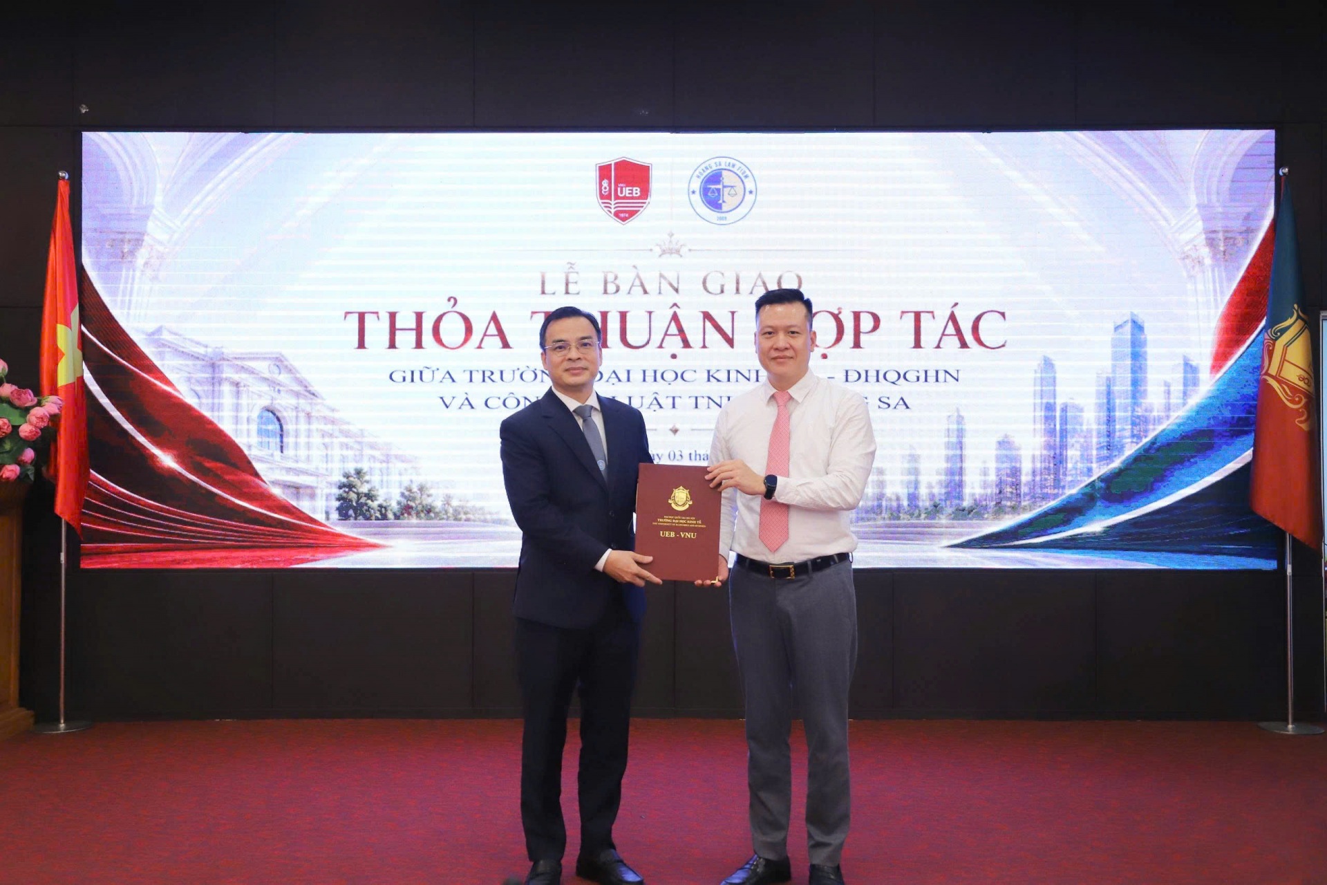 Ảnh: Lãnh đạo 2 bên trao thỏa thuận